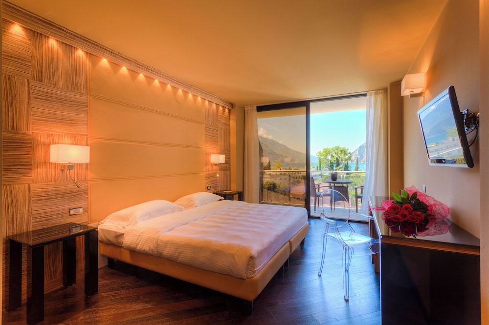 غرفة كلاسيكية سوبيريور بسرير كوين بإطلالة على البحيرة بشرفة، Hotel Garda 6/10