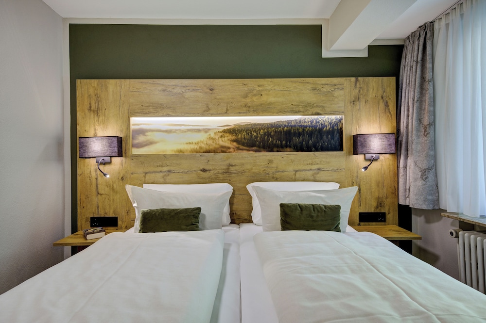 Classic, Queen Bed, Hill View