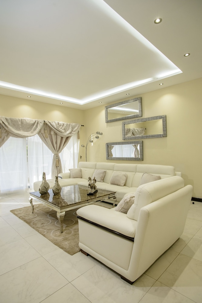 The Landmark Suites 24/34
