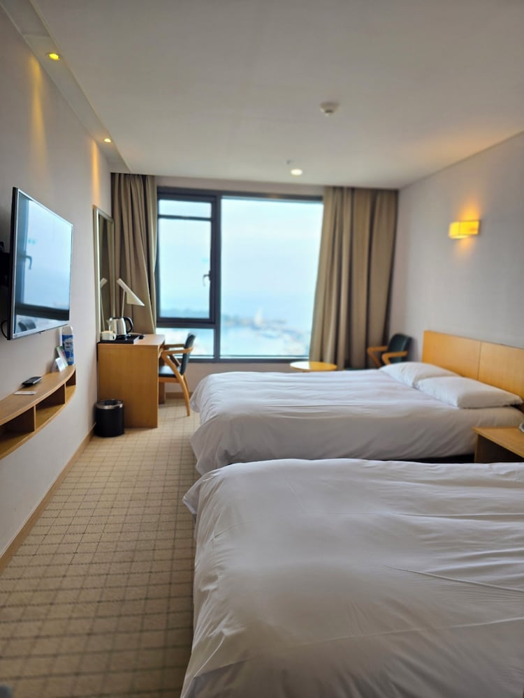 DELUXE, DOUBLE OR TWIN BED
