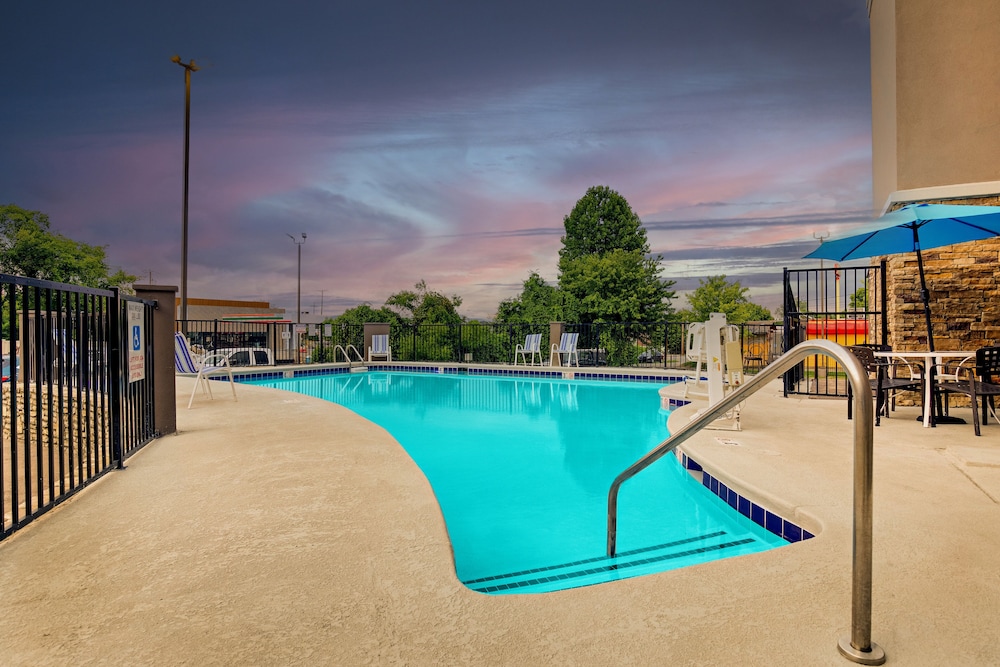 Holiday Inn Express Nashville W I40/Whitebridge Rd 29/47