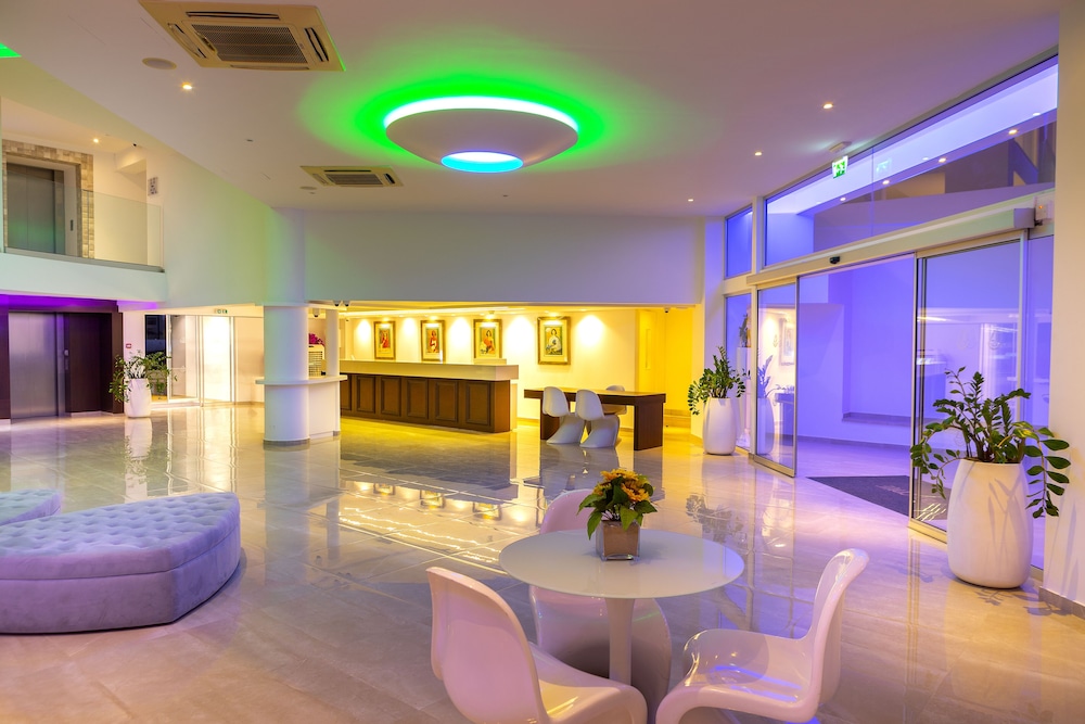 Limanaki Beach Hotel & Suites 7/36