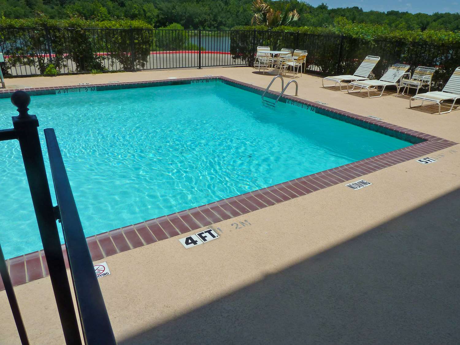 Americas Best Value Inn Suites Gun Barrel City 31/57
