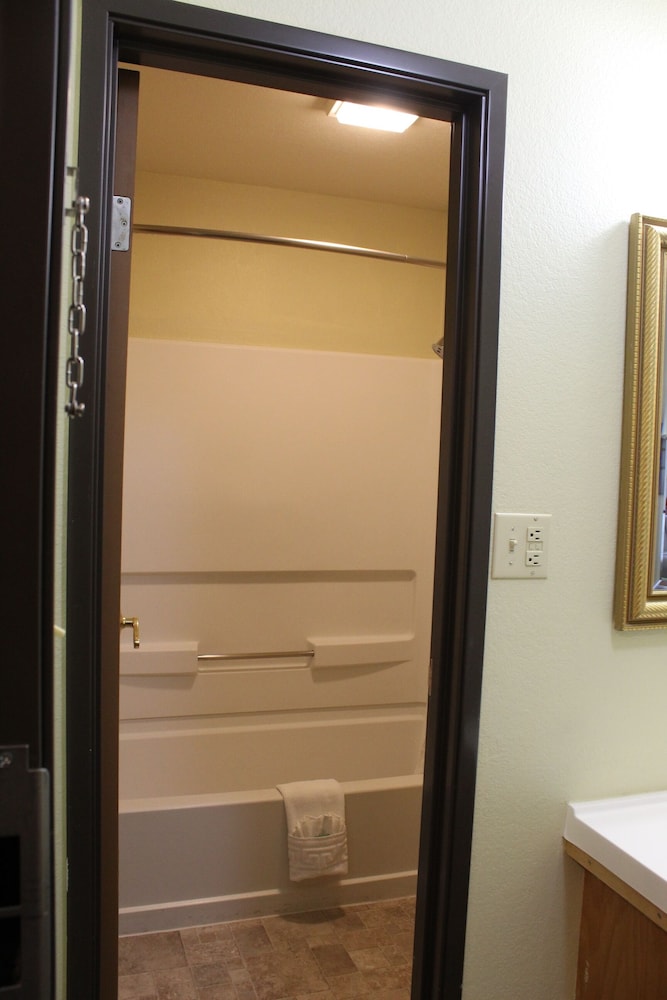 GuestHouse Inn and Suites Cheyenne 13/28