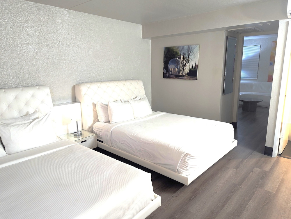 SUITE, 2 QUEEN BEDS, LIVING AREA