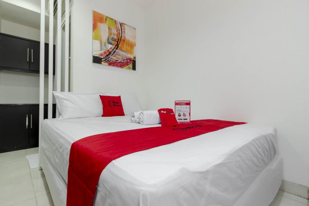 Reddoorz Plus Pasar Baru 9/43