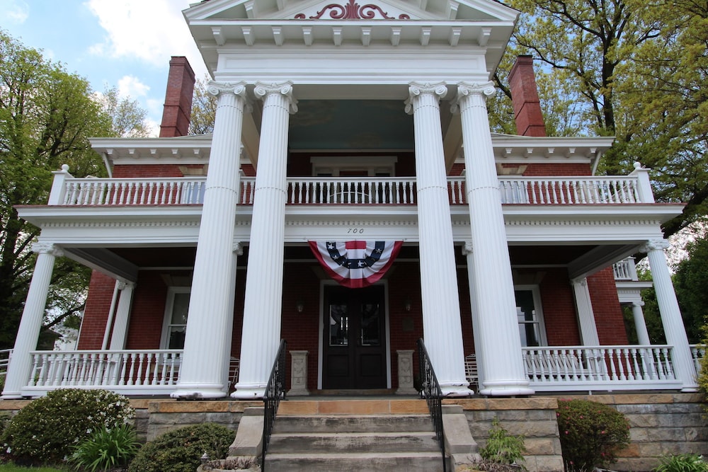 South Broadway Manor Bed and Breakfast 4/72