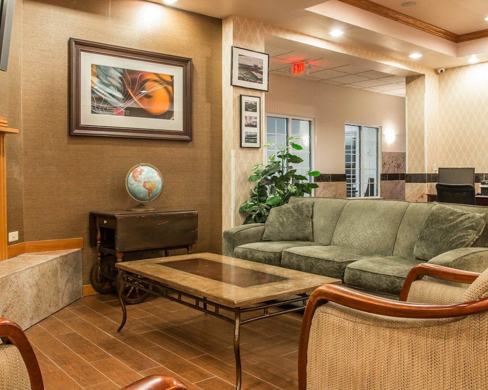 Comfort Inn and Suites Fenton MI 33/50