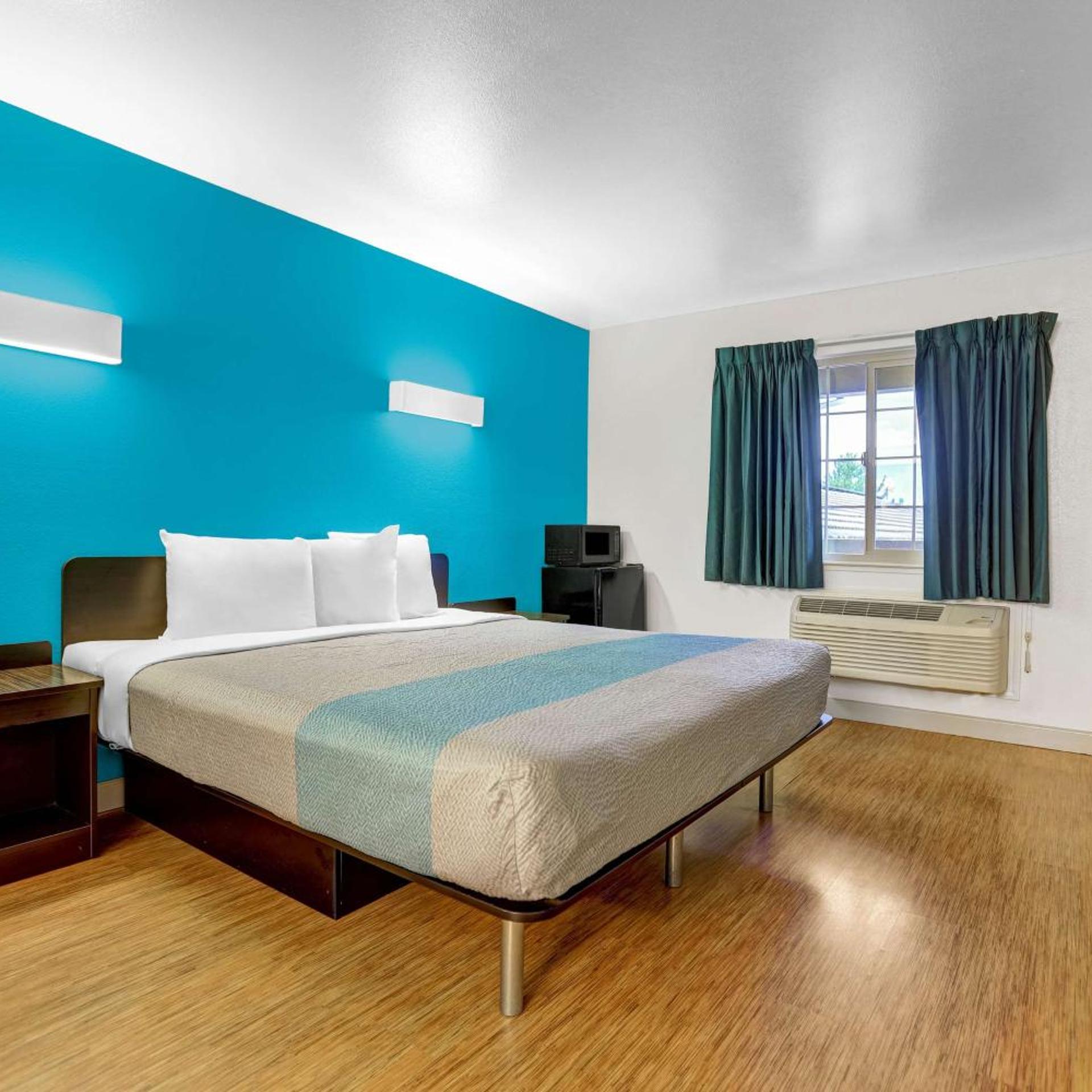 1 King Bed - Mobility Accessible Tub, Nsmk