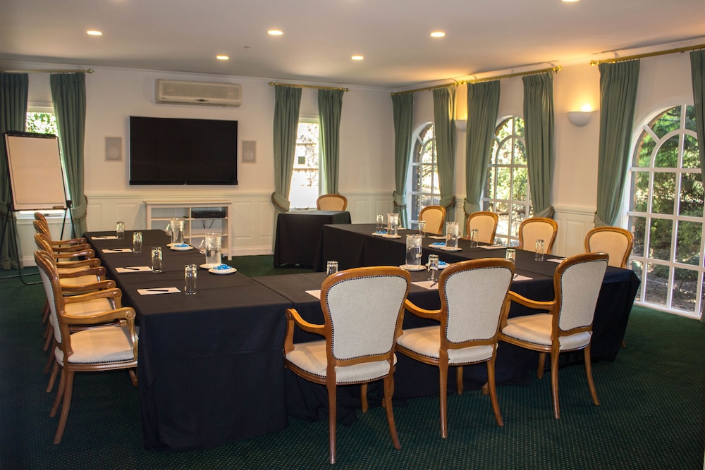 ROWVILLE INTERNATIONAL HOTEL 35/46