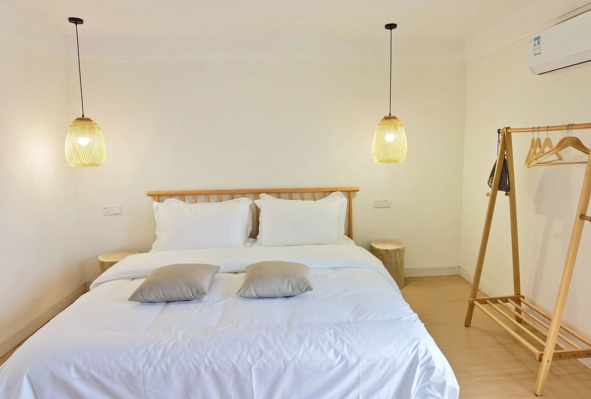 ELITE, QUEEN BED
