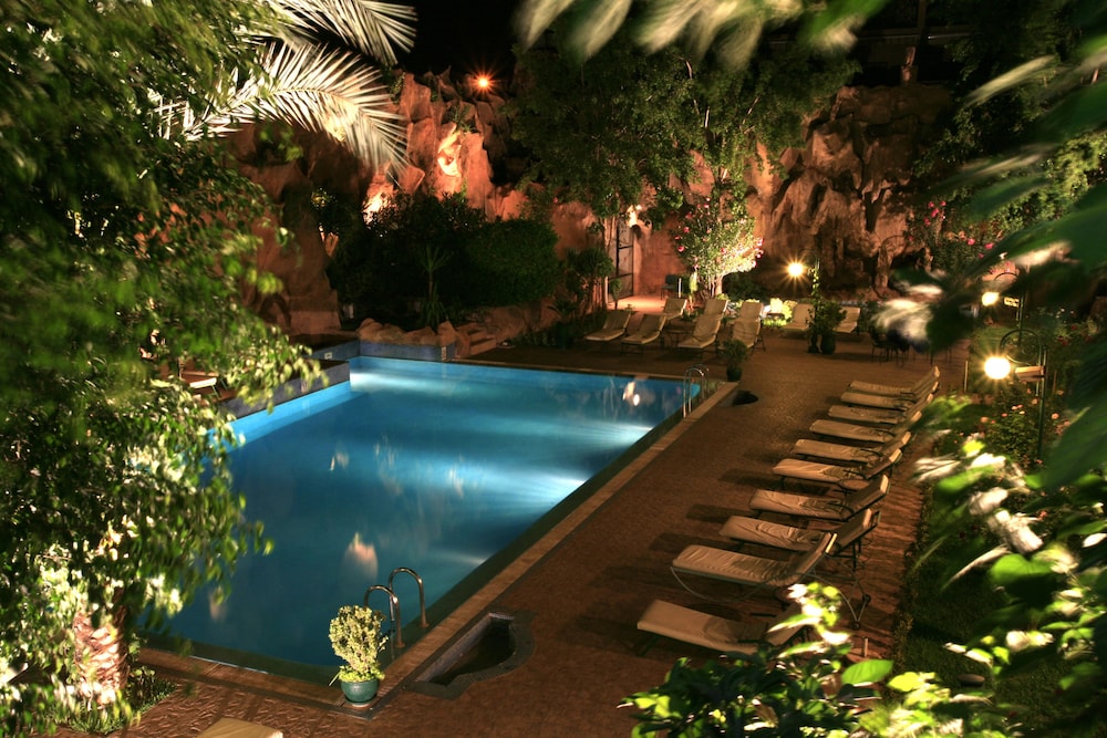 Imperial Holiday Hotel 84/86
