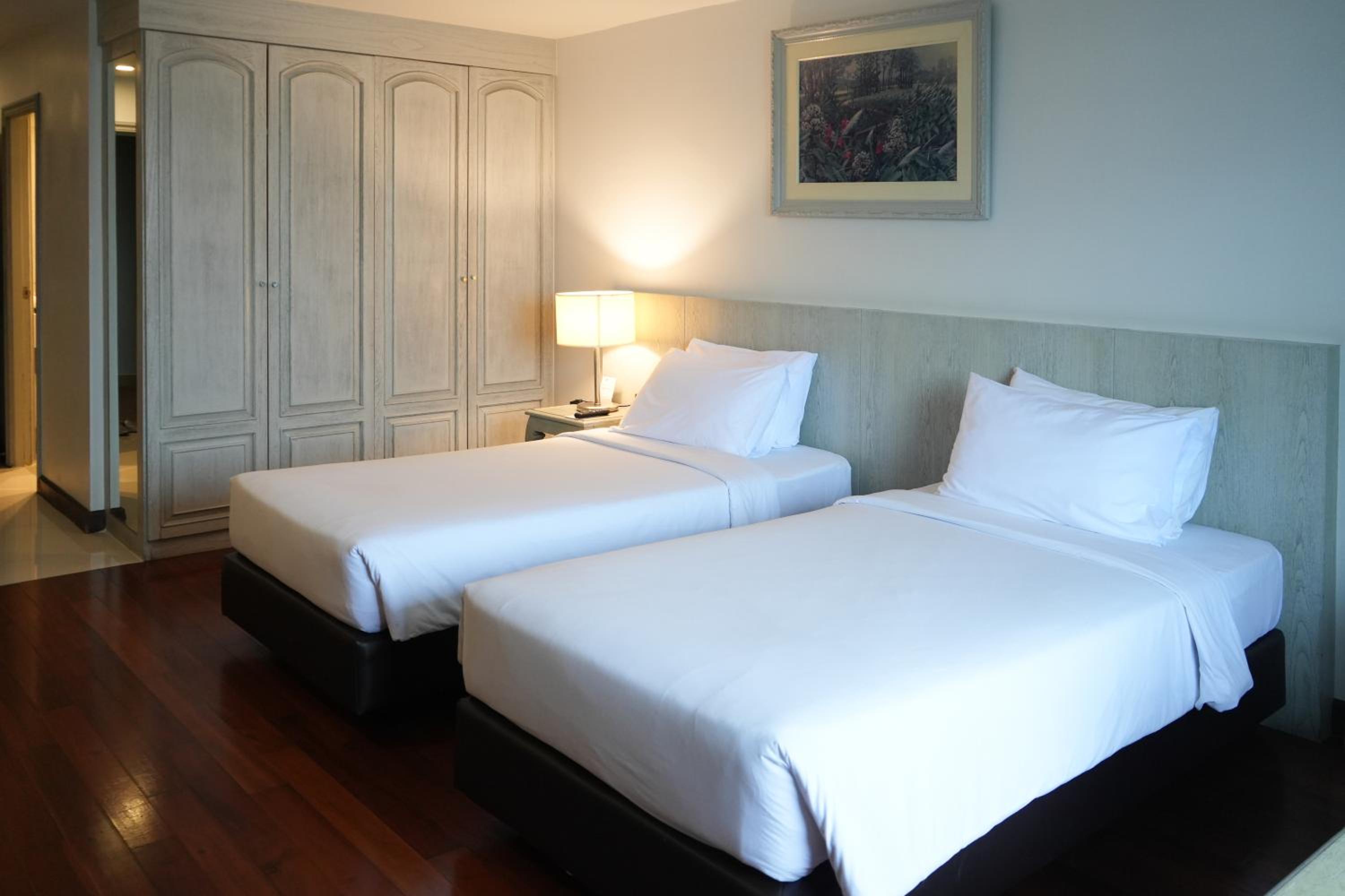 DELUXE, DOUBLE OR TWIN BED