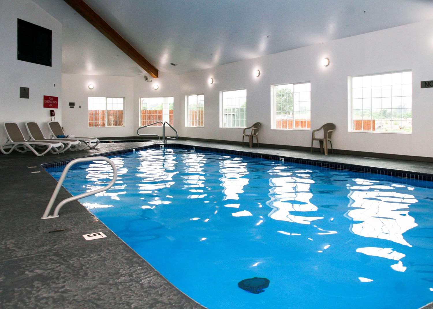 Country Inn & Suites by Radisson, Prineville, OR 5/21