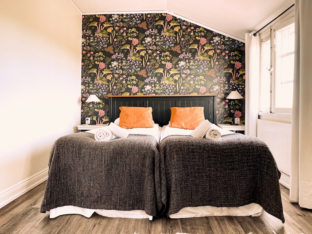 Hotell Gyllene Hornet 15/50