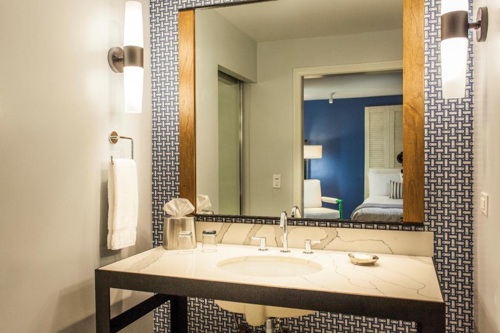Junior Suite, King Bed, Sofa, Bay Side