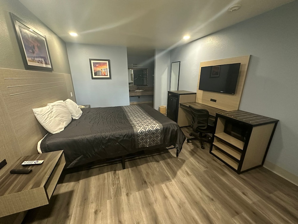 Orange Tustin Inn 42/62