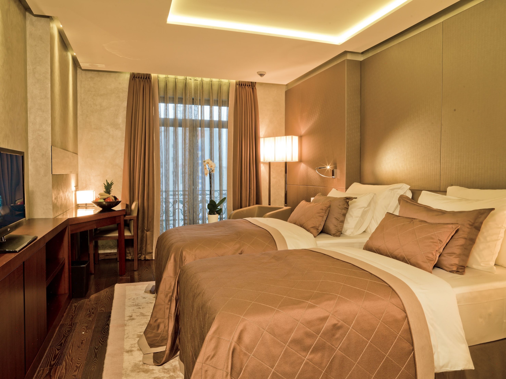 DELUXE, TWIN BEDS
