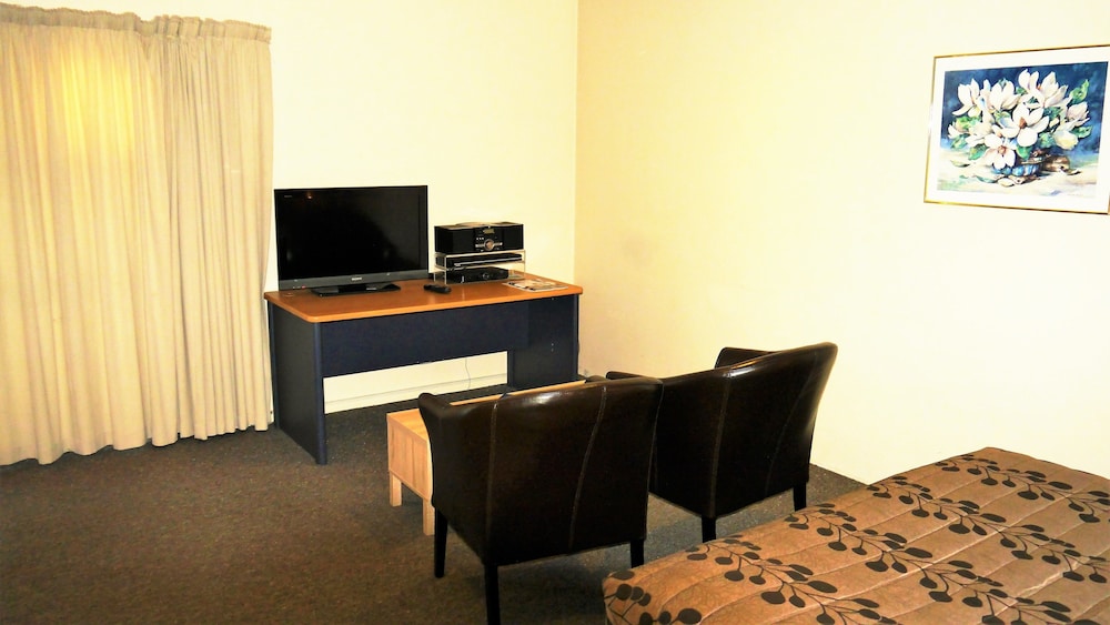 Tudor Lodge Motel 61/75