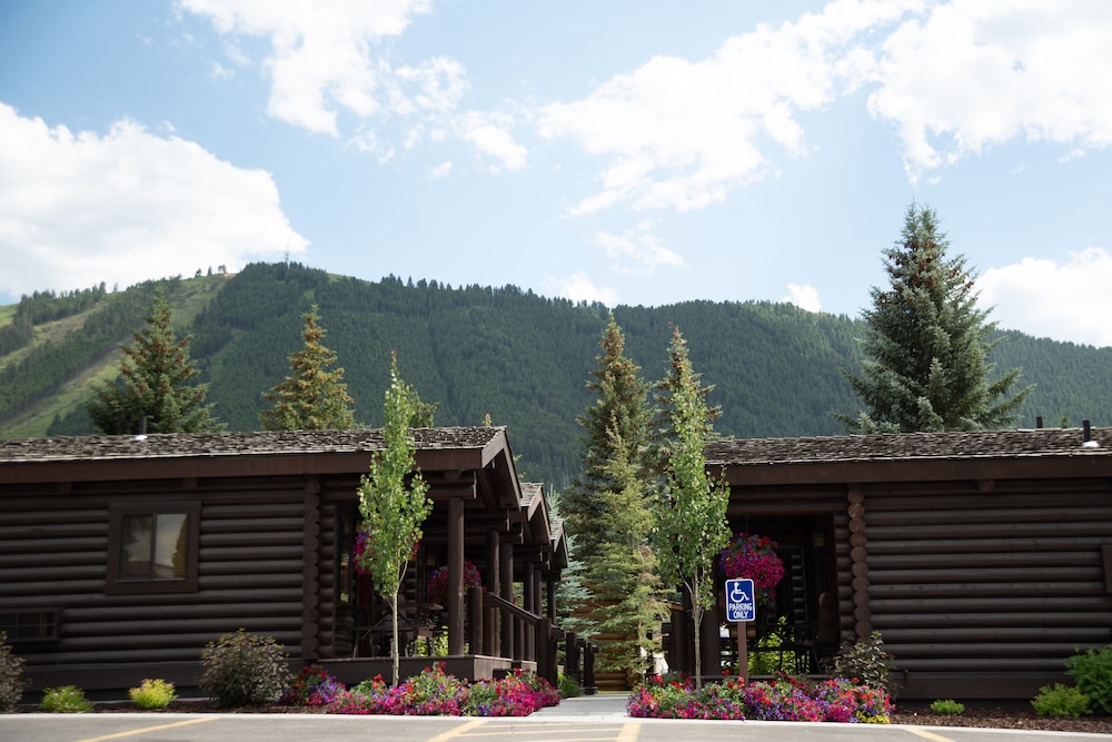 Elk Country Inn 6/68