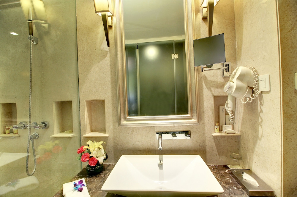 The Pllazio Hotel 49/50