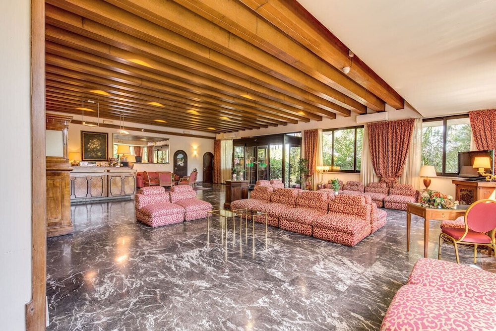 Pinewood Hotel Rome 3/70