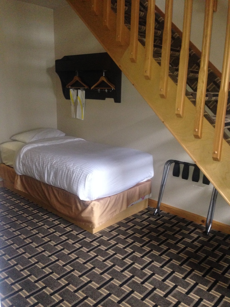 Loft, Suite, 3 Queen Beds, Single Bed, Kitchenette, Super 8 by Wyndham Valemount 6/9