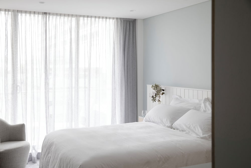 VILLAGE, SUPERIOR, QUEEN BED