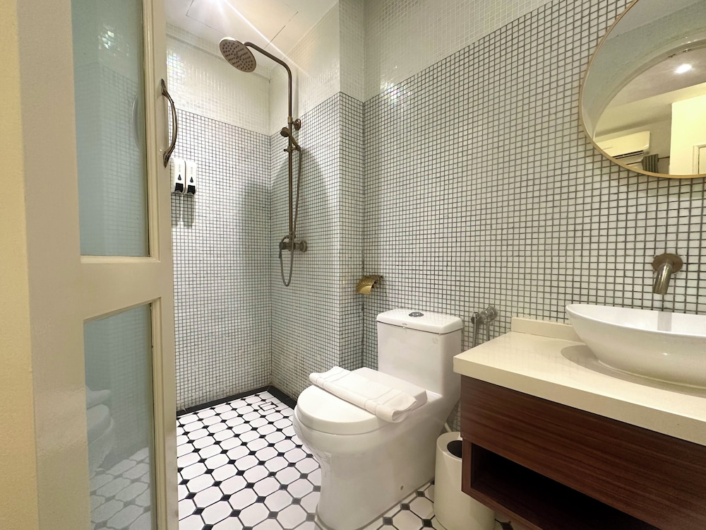 White Mansion Hotel 50/50