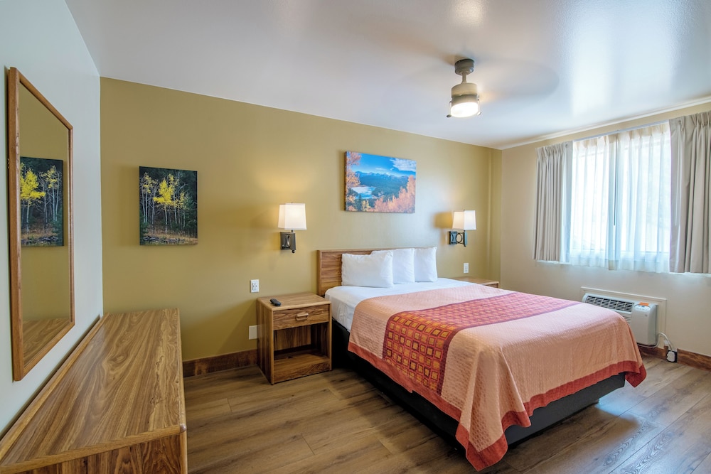 Glenwood Springs Cedar Lodge 10/48
