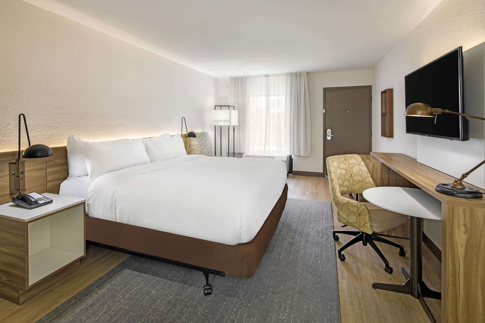 DELUXE, KING BED