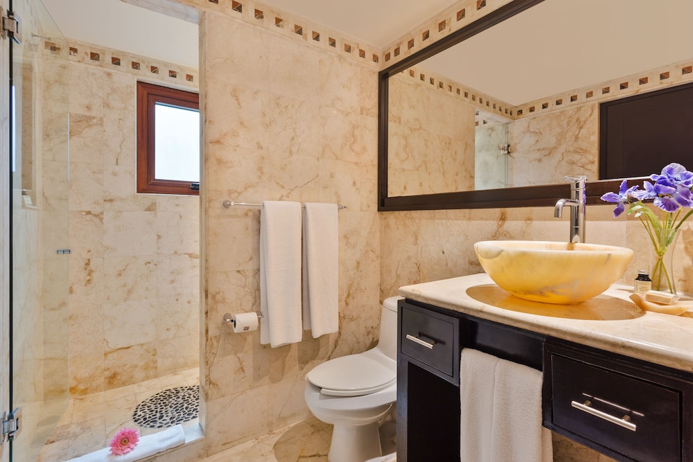 El Taj Oceanfront & Beachside Condo Hotel 74/74