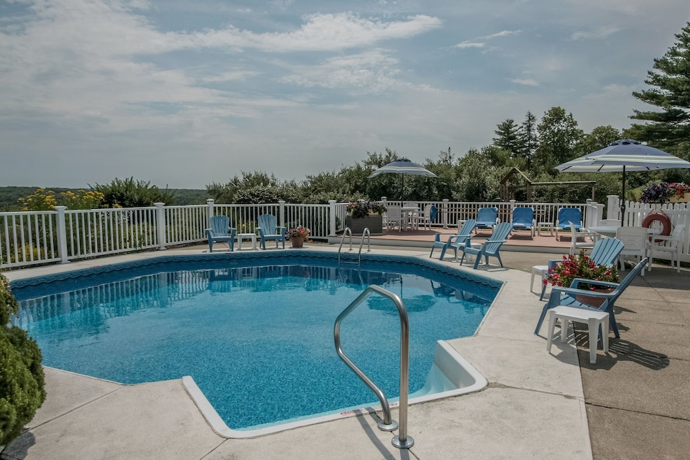 Glen Cove Inn and Suites 23/50
