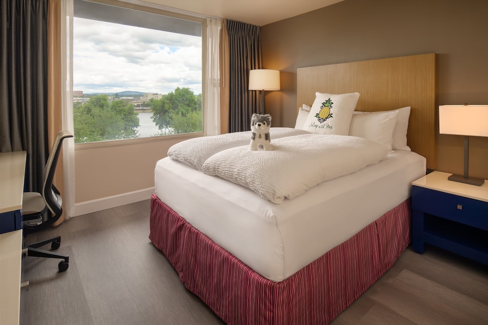 ROOM, QUEEN BED, WATER FRONT