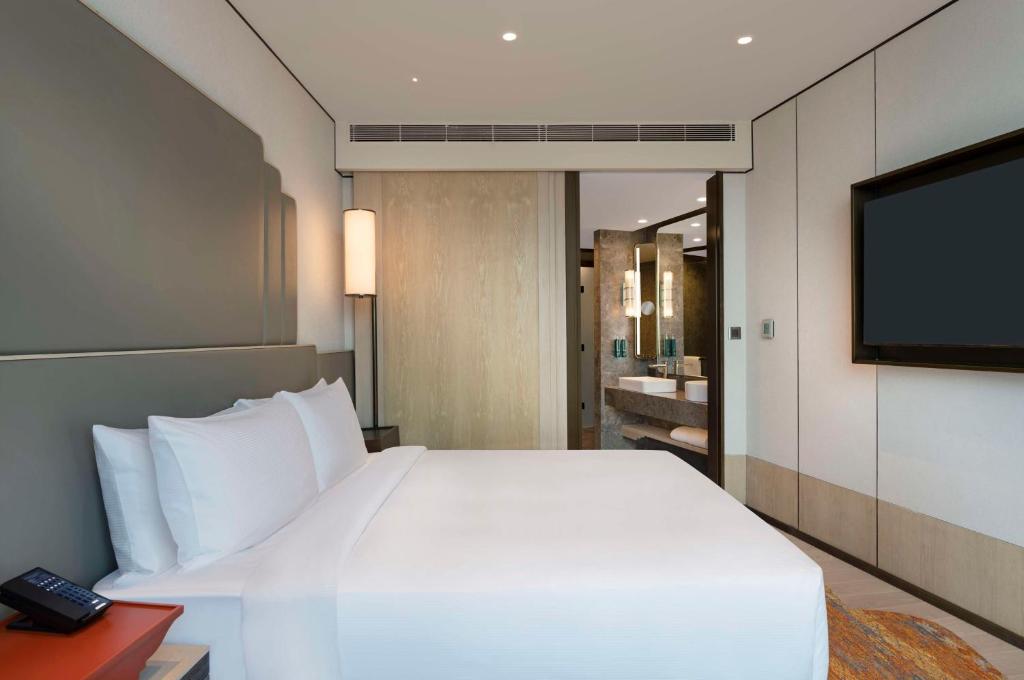 ROOM, QUEEN BED, ACCESSIBLE