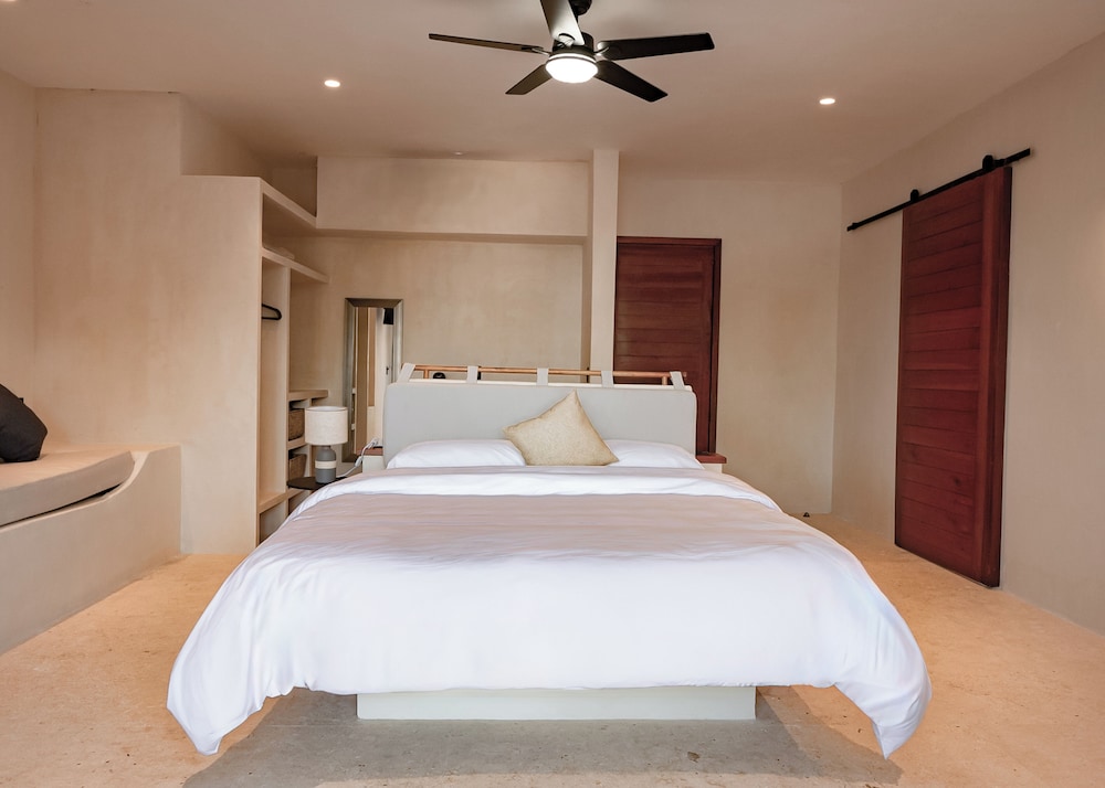 Beachfront Hotel Boutique DK 9/50