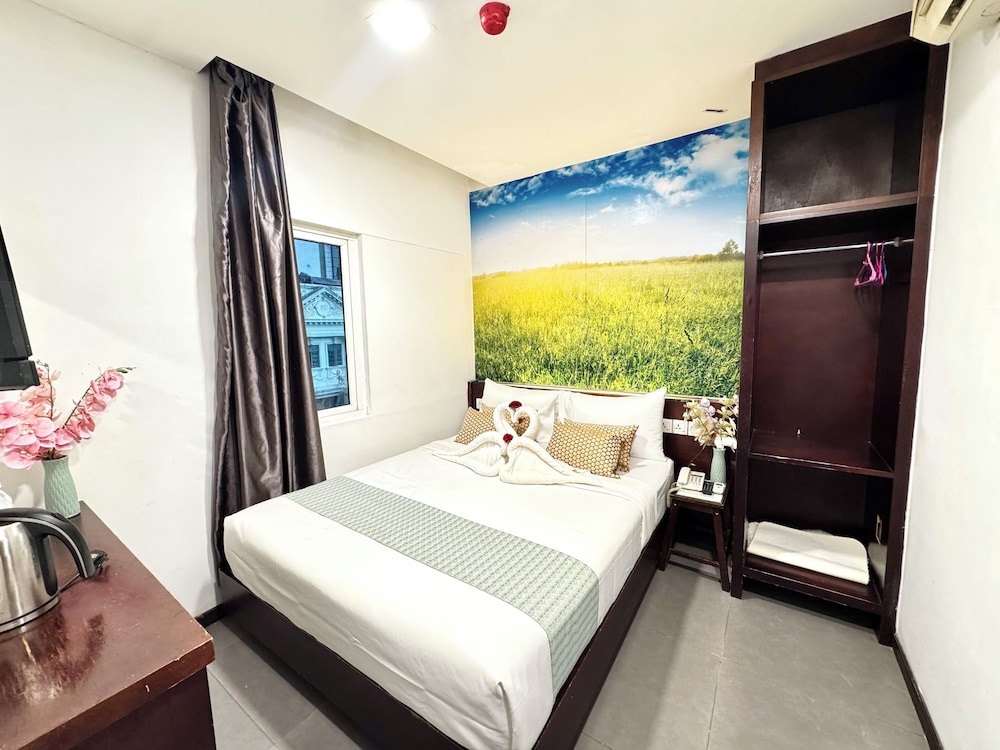 DELUXE, QUEEN BED, CITY VIEW