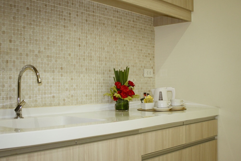 Golden Prince Hotel And Suites 44/50