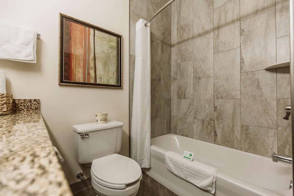 Expressway Suites Bismarck 19/65