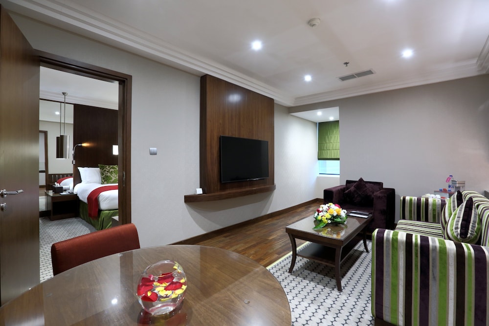 كراون بلازا الرياض منهال(Radisson Blu Hotel and Convention Center, Riyadh Minhal) 46/67