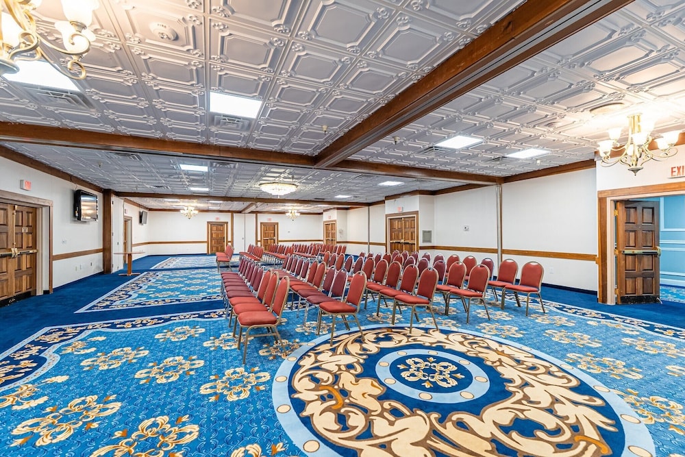 Holiday Lodge Hotel &amp; Conference Center 44/50