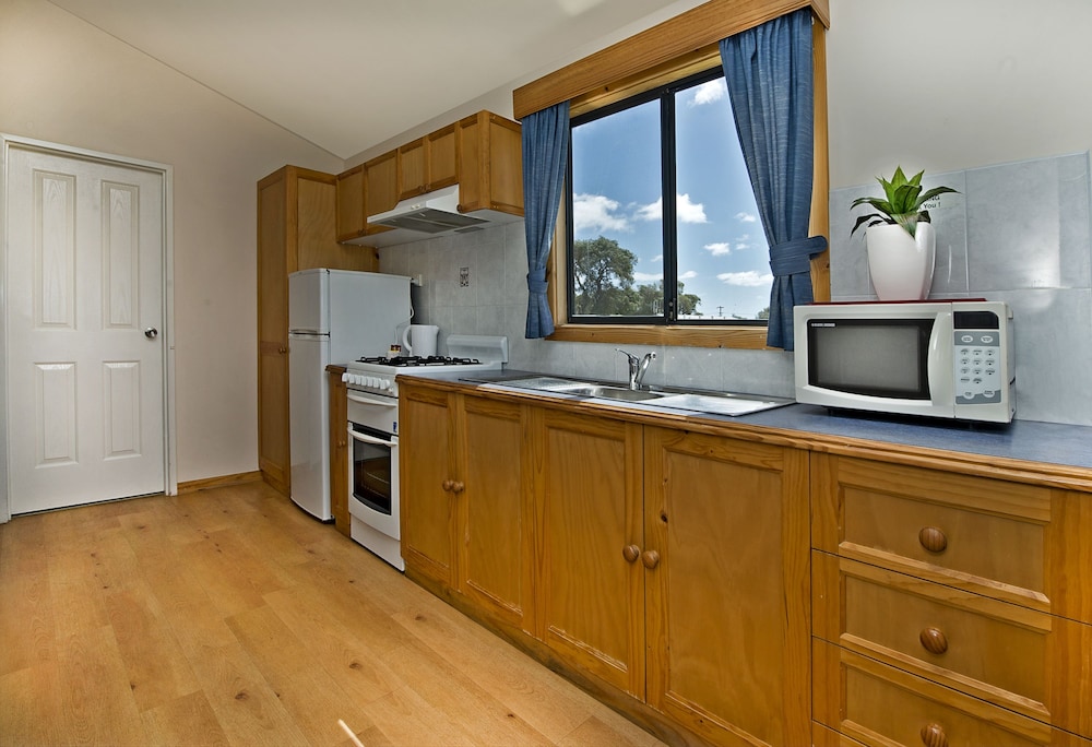 Acclaim Rose Gardens Beachside Holiday Park 7/50