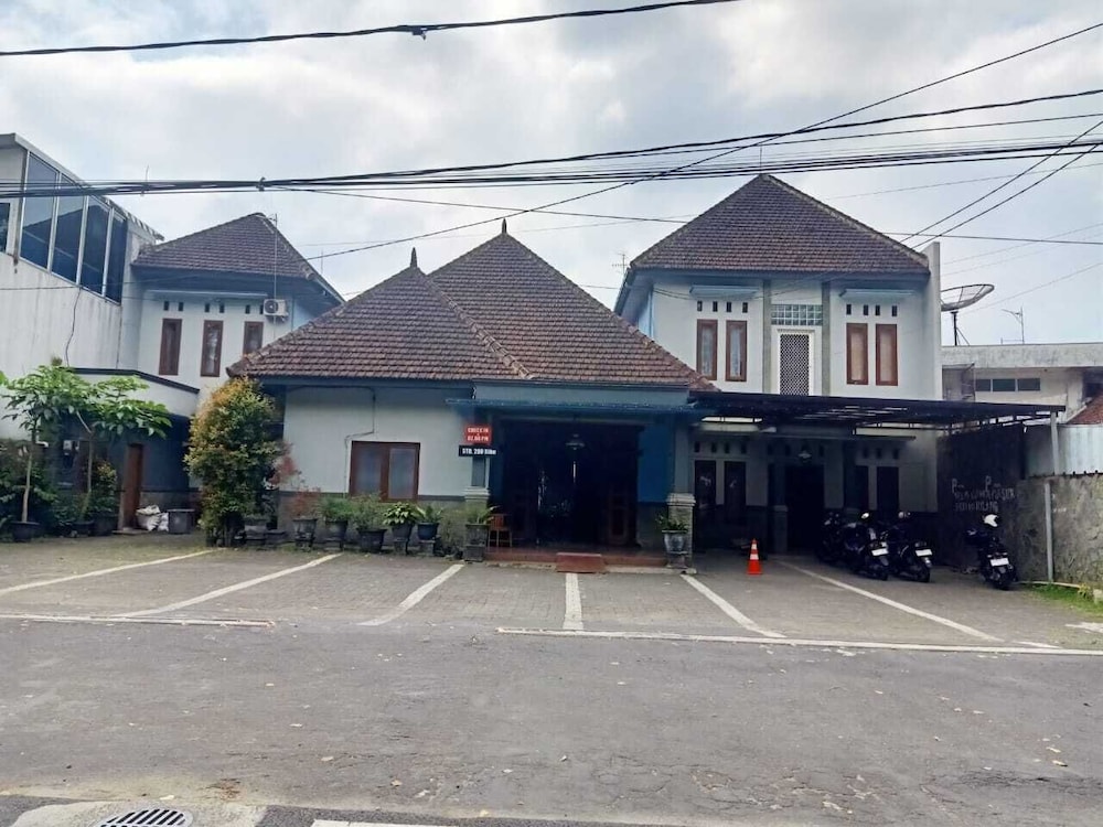 Hotel O Guest House Amalia Malang 3/52