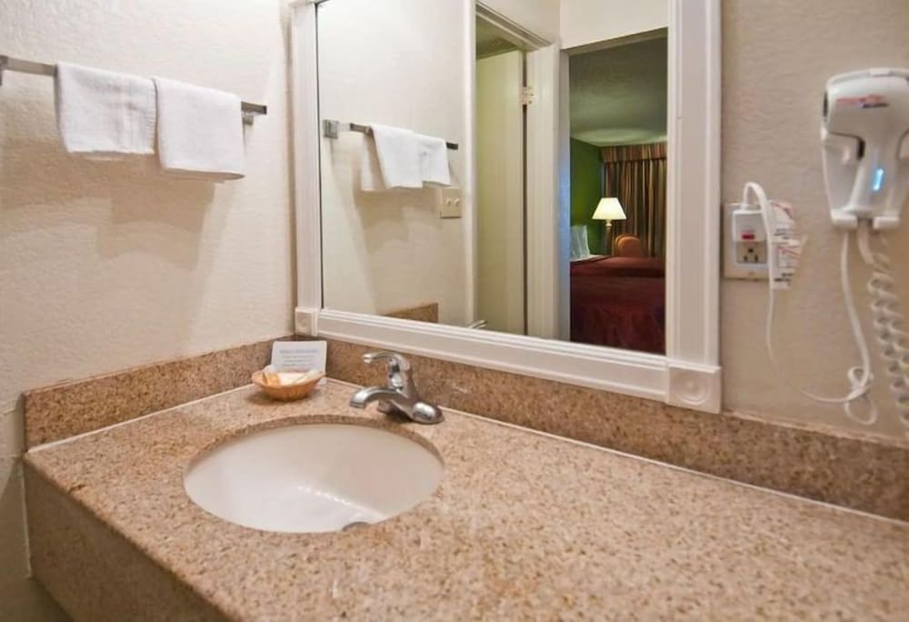 غرفة بسريرين مزدوجين، Days Inn by Wyndham Asheville West 6/8