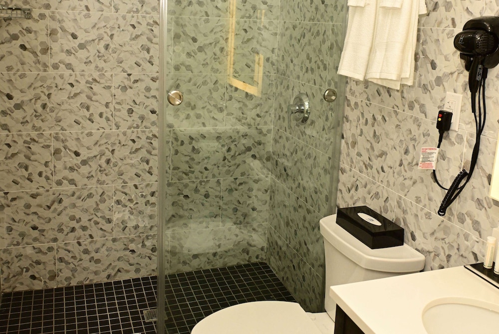 Super 8 by Wyndham Bronx Near Botanical Garden 27/29