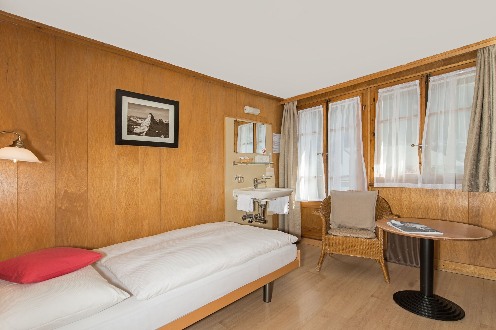 ROOM, SINGLE, SHARED BATHROOM