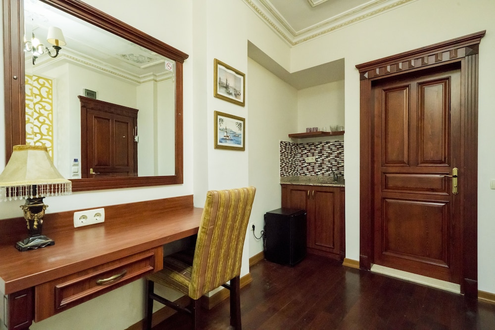 Atam Suites Apart 6/50