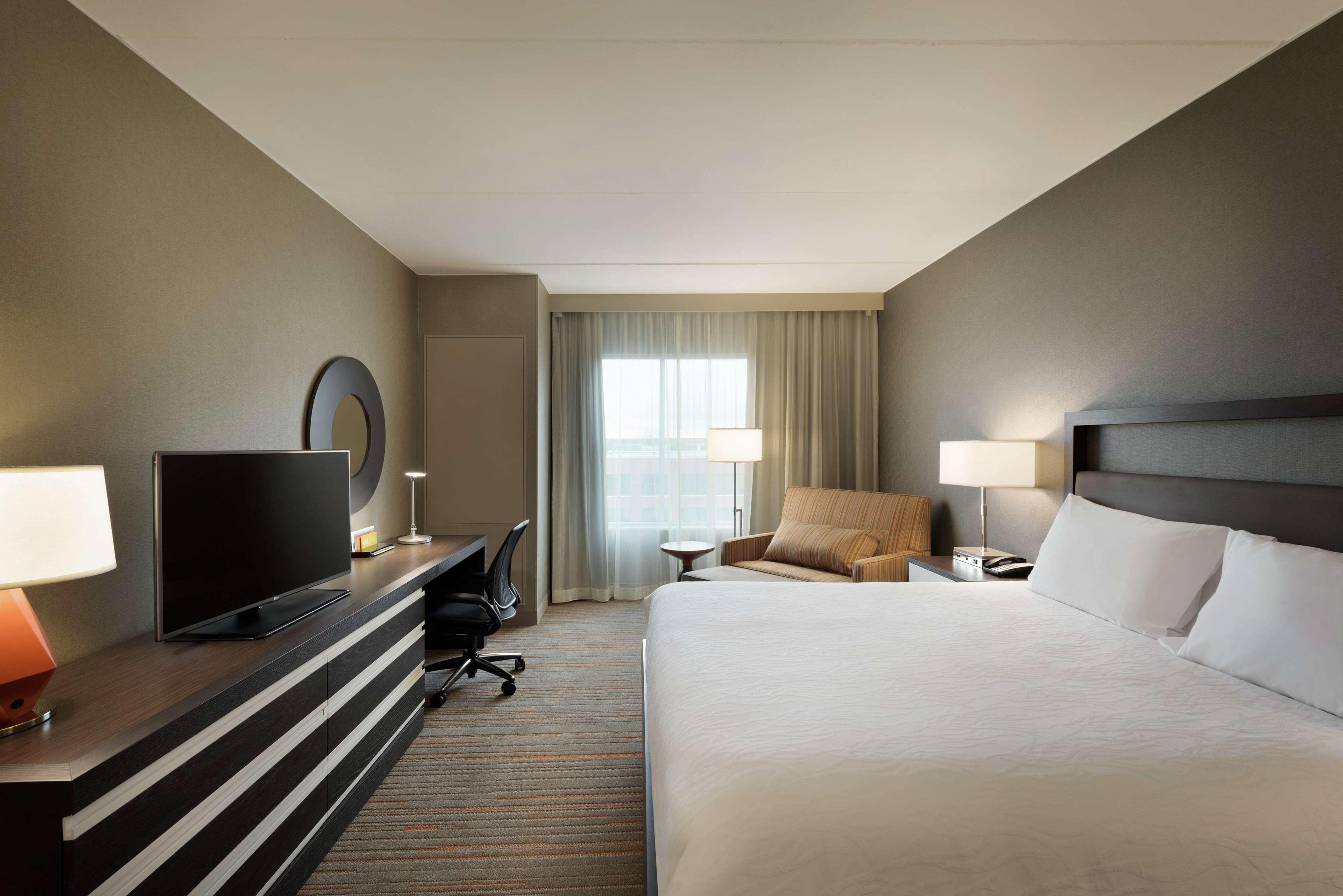 Suite, King Bed, Accessible