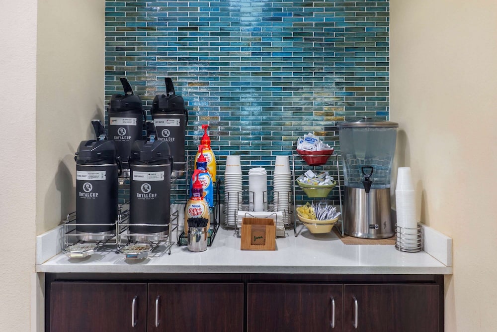 La Quinta Inn & Suites by Wyndham Artesia 38/58