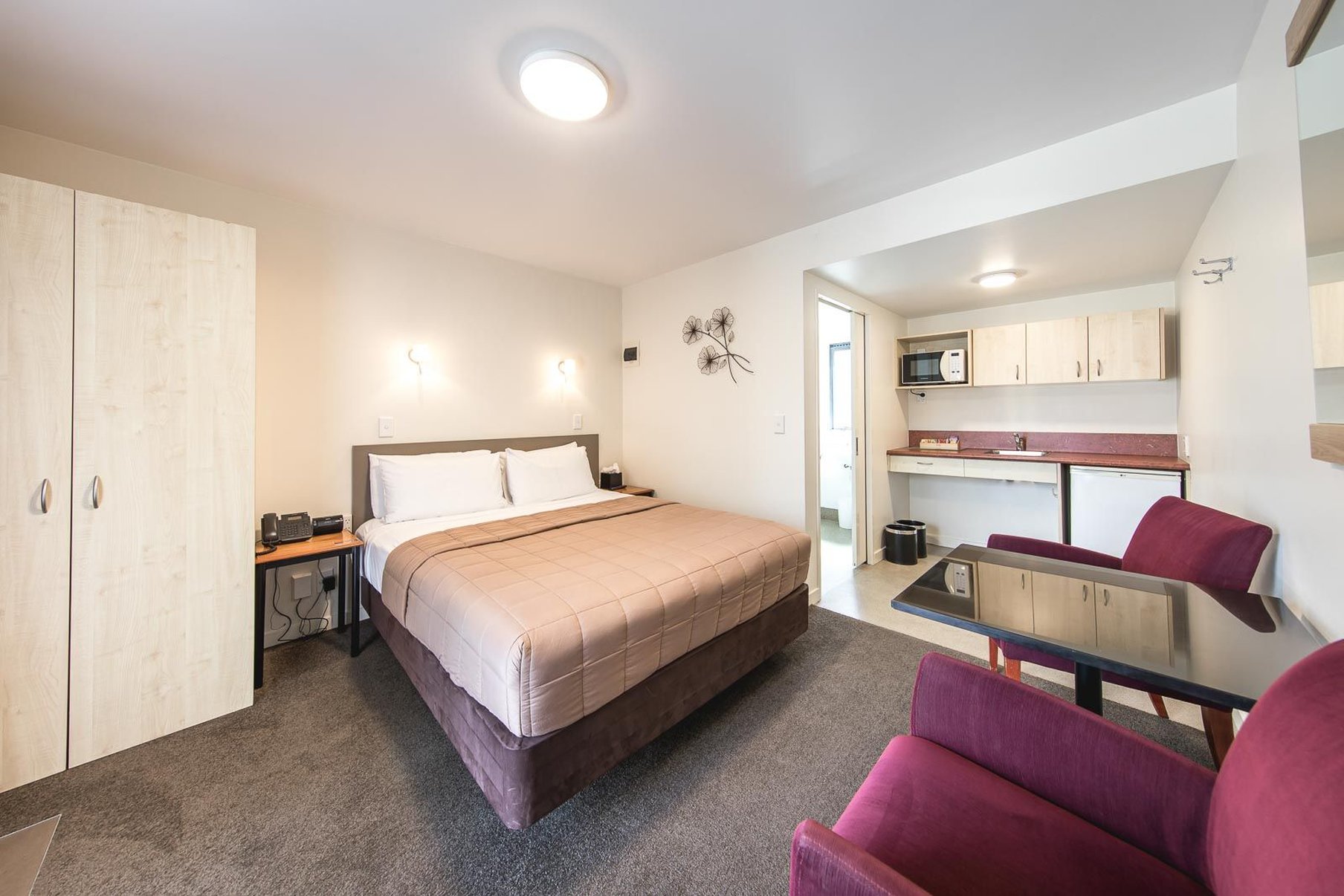 STUDIO, QUEEN BED